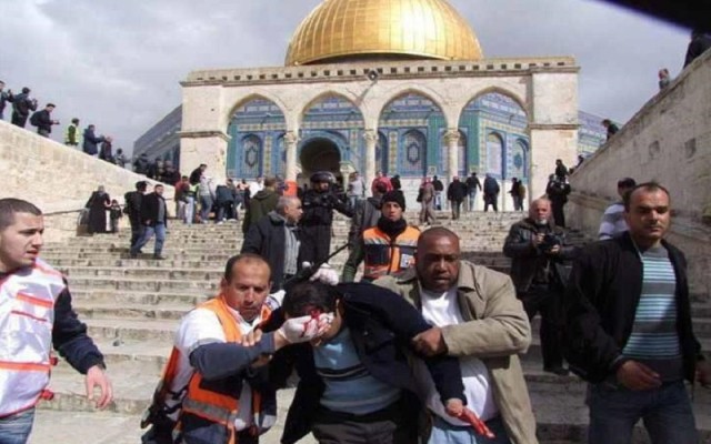 15 إصابة في باحات المسجد