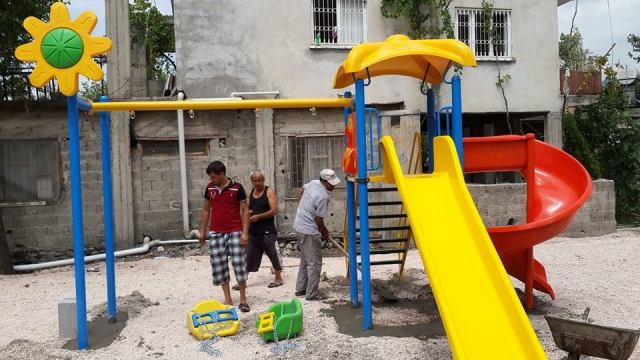 خاص| صناعة ألعاب الأطفال في غزة تتحدى الحصار وارتفاع أسعار المواد الخام