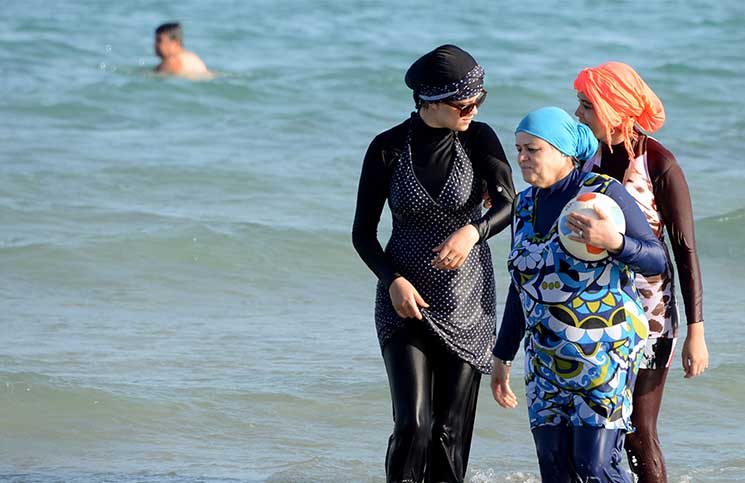 ﻿سباق بين سياسيي فرنسا على الإساءة للمسلمين باسم العلمانية
