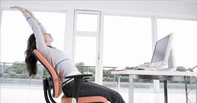 الجلوس أكثر من 10 ساعات يومياً يفاقم مخاطر الوفاة
