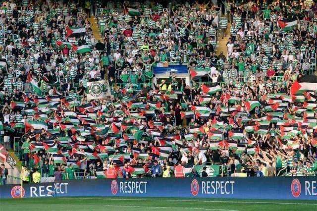 المشجعون الاسكتلنديون يرفعون علم فلسطين في مباراة فريقهم ضد فريق اسرائيلي (صور)