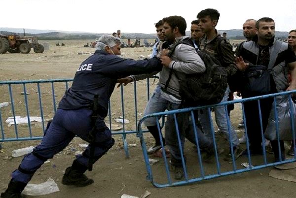 ابتلع صفحات من جواز سفره لتجنب ترحيله من فرنسا!
