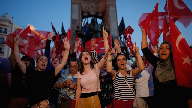 تركيا تستدعي نحو 300 دبلوماسيًا للتحقيق
