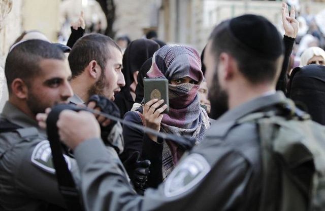 الاحتلال يفرض إجراءات مشددة في القدس تزامنا مع ذكرى إحراق المسجد الأقصى
