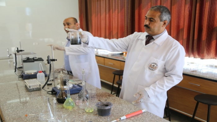 باحثان من غزة ينتجان وقوداً من ماء البحر لإنهاء أزمة الكهرباء