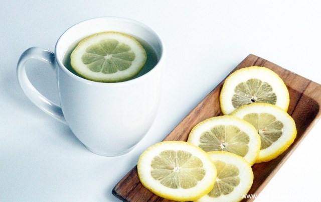 10 أسباب تجعلك تشرب ماء الليمون