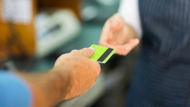 بلدان توشك فيها النقود أن تنقرض مقابل البطاقات البنكية
