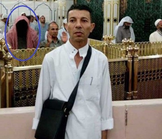 حقيقة الصورة التي تظهر رجل مطموس الوجه في المسجد النبوي
