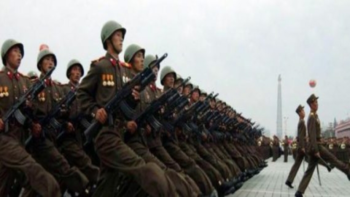كوريا الشمالية تدرِّب جنوداً على حمل السلاح الفتّاك على ظهورهم
