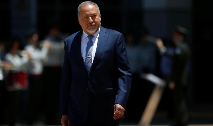ليبرمان يحمل السبب في تدهور الاقتصاد الفلسطيني للرئيس عباس
