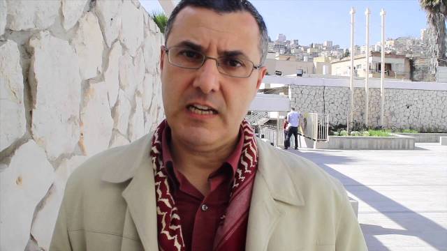 الاحتلال يعلّق مؤقتاً حظر السفر المفروض على عمر البرغوثي أحد مؤسسي BDS