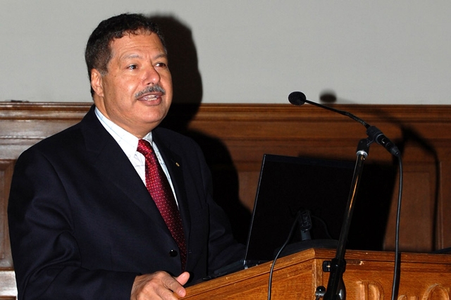 تشييع أحمد زويل بجنازة عسكرية تقدمها السيسي (شاهد)
