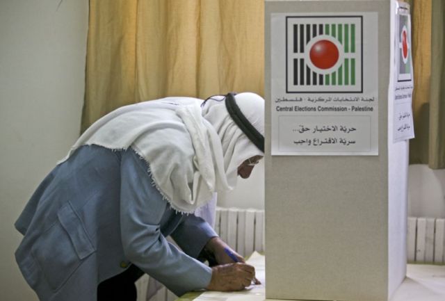 تدريب طواقم لجنة الانتخابات في الضفة وغزة استعدادا لمرحلة الترشح
