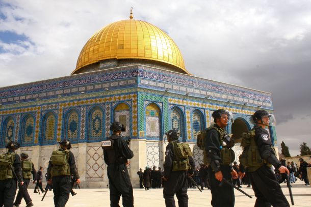 خبير آثار إسرائيلي يقتحم قبة الصخرة 
