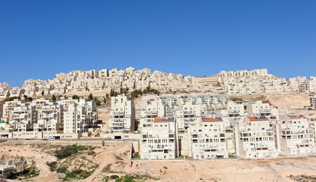 سلطات الاحتلال تصادق على مئات الوحدات الاستيطانية في القدس والضفة
