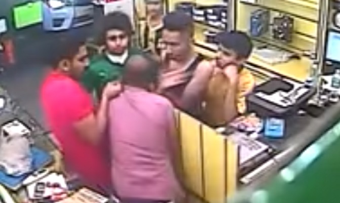 فيديو لاعتداء 3 سعوديين على عامل هندي بطريقة وحشية 