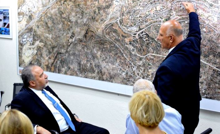 ليبرمان: اتفاق شامل مع العالم العربي يضم تبادل السكان والأراضي
