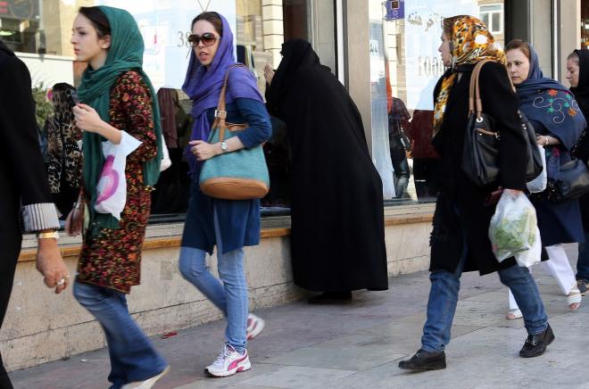 إيرانية تركض نصف عارية بشوارع دبي.. وهذا هو السبب!!

