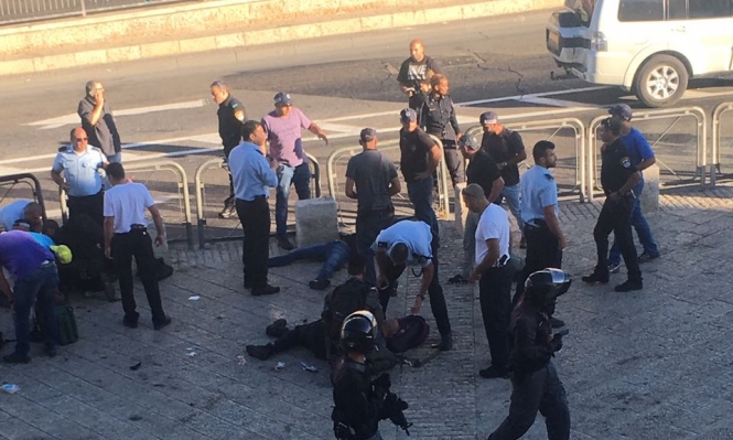 بالفيديو..إصابة شاب بعد طعن شرطيين في القدس
