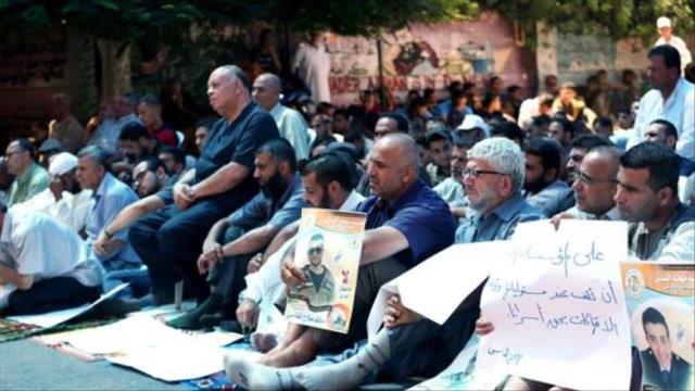 مواطنون يصلون الجمعة أمام مقر الصليب بغزة تضامنا مع الأسرى المضربين