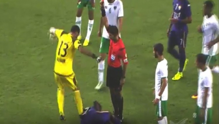 فيديو| حارس الإمارات يركل بعنف لاعب العين أسبريلا