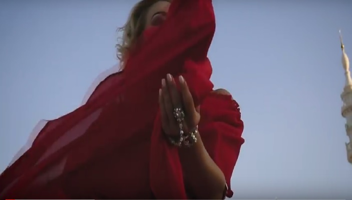 مغنية روسية تعتذر عن أداء رقصة شرقية أمام مسجد (فيديو)

