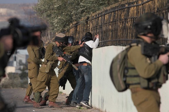 قوات الاحتلال تعتقل  أربعة وعشرين مواطناً من الضفة