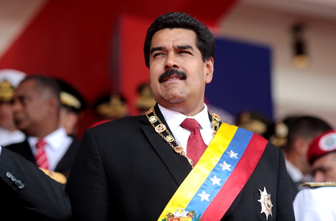 رئيس فنزويلا يهرب من حشود غاضبة (فيديو)
