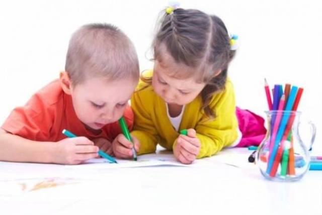 لا تستخفوا برسومات أطفالكم.... فما الذي تكشفه؟ 

