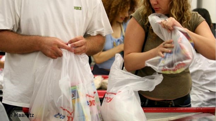 الإسرائيليون يودعون أكياس الشراء البلاستيكية