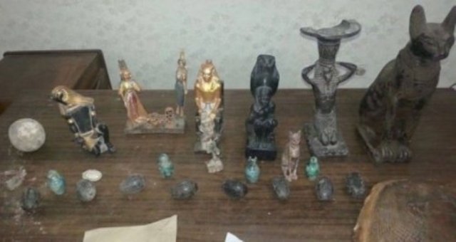 الشرطة تقبض على تاجر آثار بحوزته 40 قطعة أثرية في الخليل

