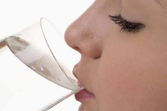 5 فوائد لشرب الماء الدافئ صباحا.. أهمها التخلص من الإمساك
