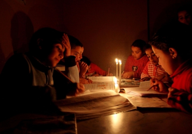 وقفة مساندة للمطالبين بإيجاد حلول لأزمة كهرباء غزة في رام الله 

