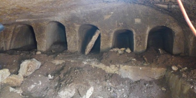 القبض على شخص بتهمة تدمير مُغر ومقابر أثرية جنوب نابلس

