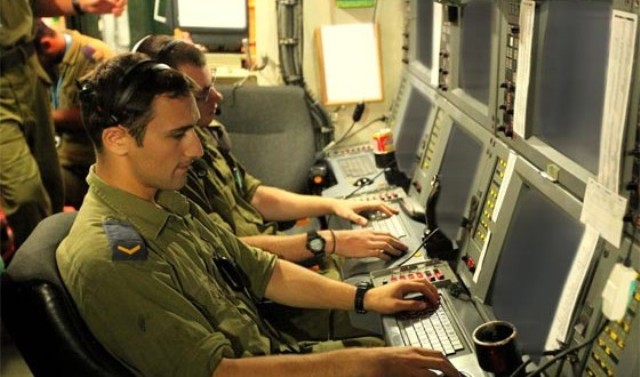 إذاعة الجيش الإسرائيلي تقيل مذيعة.. والسبب أم الحيران!
