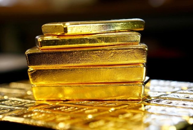 الذهب يتراجع من أعلى مستوى في شهرين
