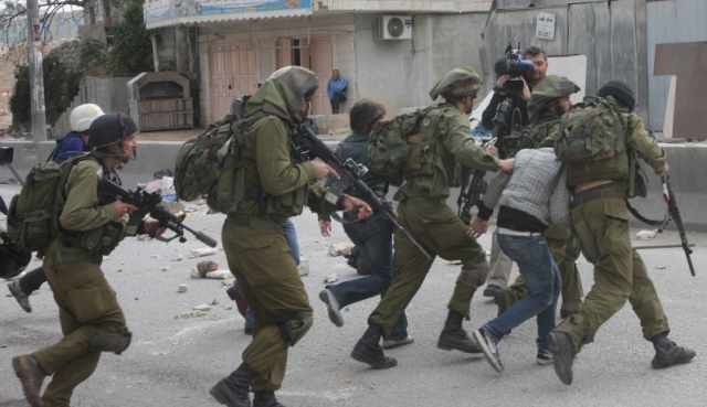 الاحتلال يعتقل 11 مواطناً من القدس والخليل بينهم قاصرون


