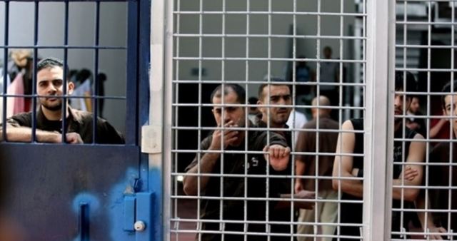 حريات: الحكومة الإسرائيلية تستخدم الأسرى ورقة للمساومة والابتزاز السياسي
