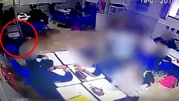 تلميذ يطلق النار على معلمته وزملائه في المدرسة! (فيديو)
