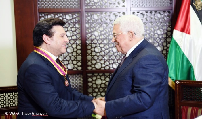 الرئيس عباس يلتقي هاني شاكر (فيديو)