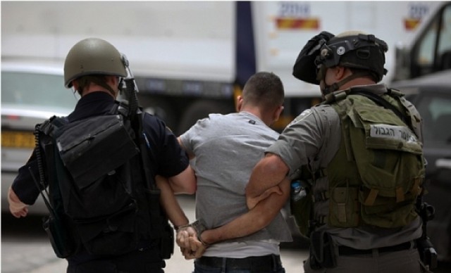 الاحتلال يعتقل شابا من القدس ويمدد اعتقال آخر

