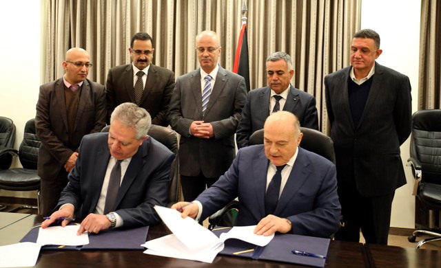 الحكومة توقع اتفاقية مع شركة كهرباء القدس

