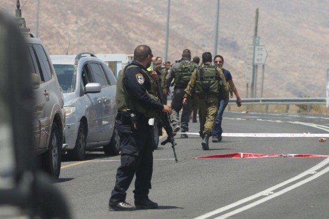 الاحتلال يطلق النار على مركبة فلسطينية بزعم إقتحامها حاجز قرب القدس
