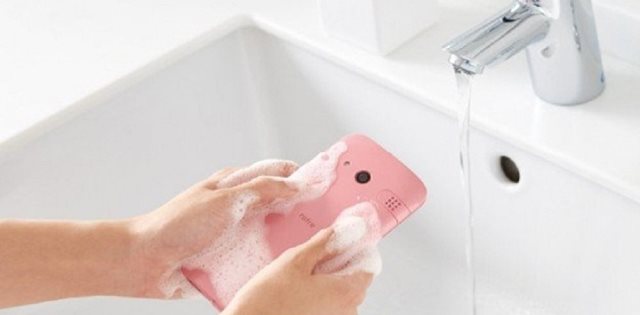  هاتف ذكي يمكنك غسله بالماء والصابون!