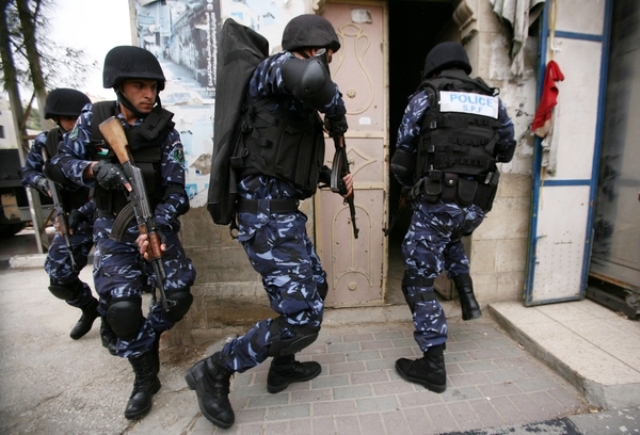 الشرطة تتعامل مع قذيفة مدفعية عيار 155 ملم غرب الخليل

