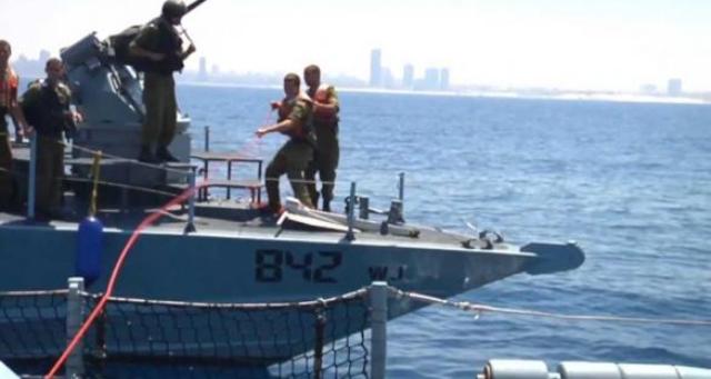 زوارق الاحتلال تلاحق قوارب الصيد شمال قطاع غزة
