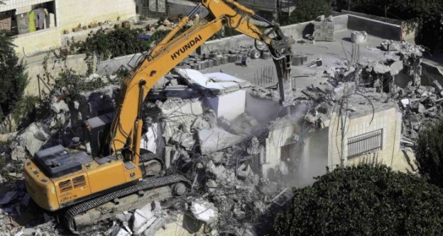 جرافات الاحتلال تهدم منزلا في القدس

