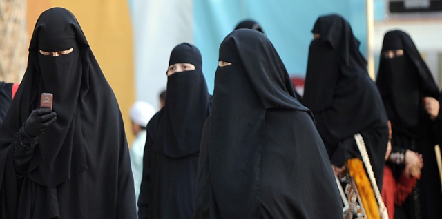 إمرأة شجاعة خلعت عباءتها لإنقاذ رجل..