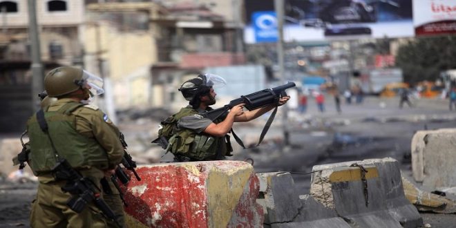 اصابة فتى برصاص الاحتلال في باب الزاوية بمدينة الخليل