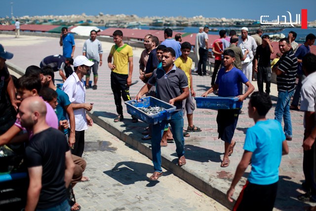 صيادو الأسماك بغزة: 9 أميال بحرية لا تكفي
